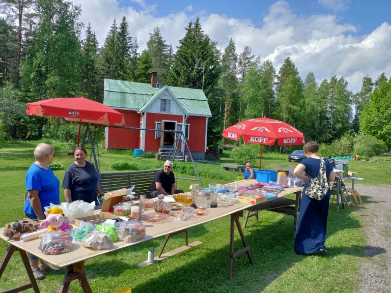 Kirppiskierros kylällä lauantaina