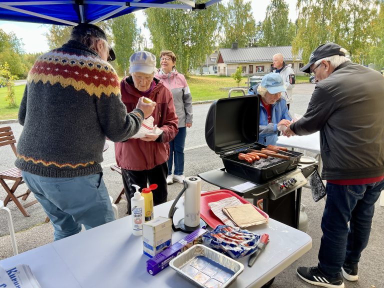 Kurun Lehden syntymäpäivien kunniaksi kahvia ja makkaraa